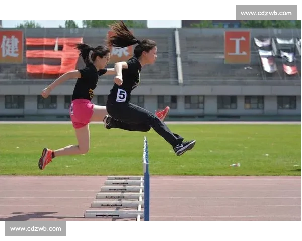 女子跨栏比赛视频解析速度节奏与技术突破的精彩瞬间全程高清对决力量